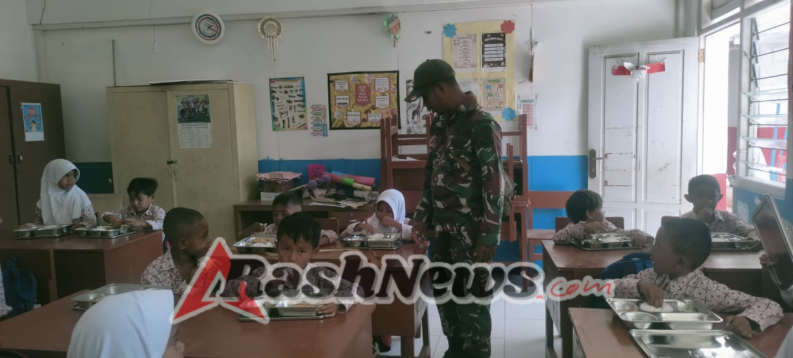 Babinsa Sertu Darusman Dampingi Program Makan Bergizi Gratis di SD Muhamadiyah