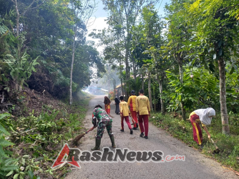 Babinsa Bersama Siswa Bersihkan Jalan Menuju Sekolah.