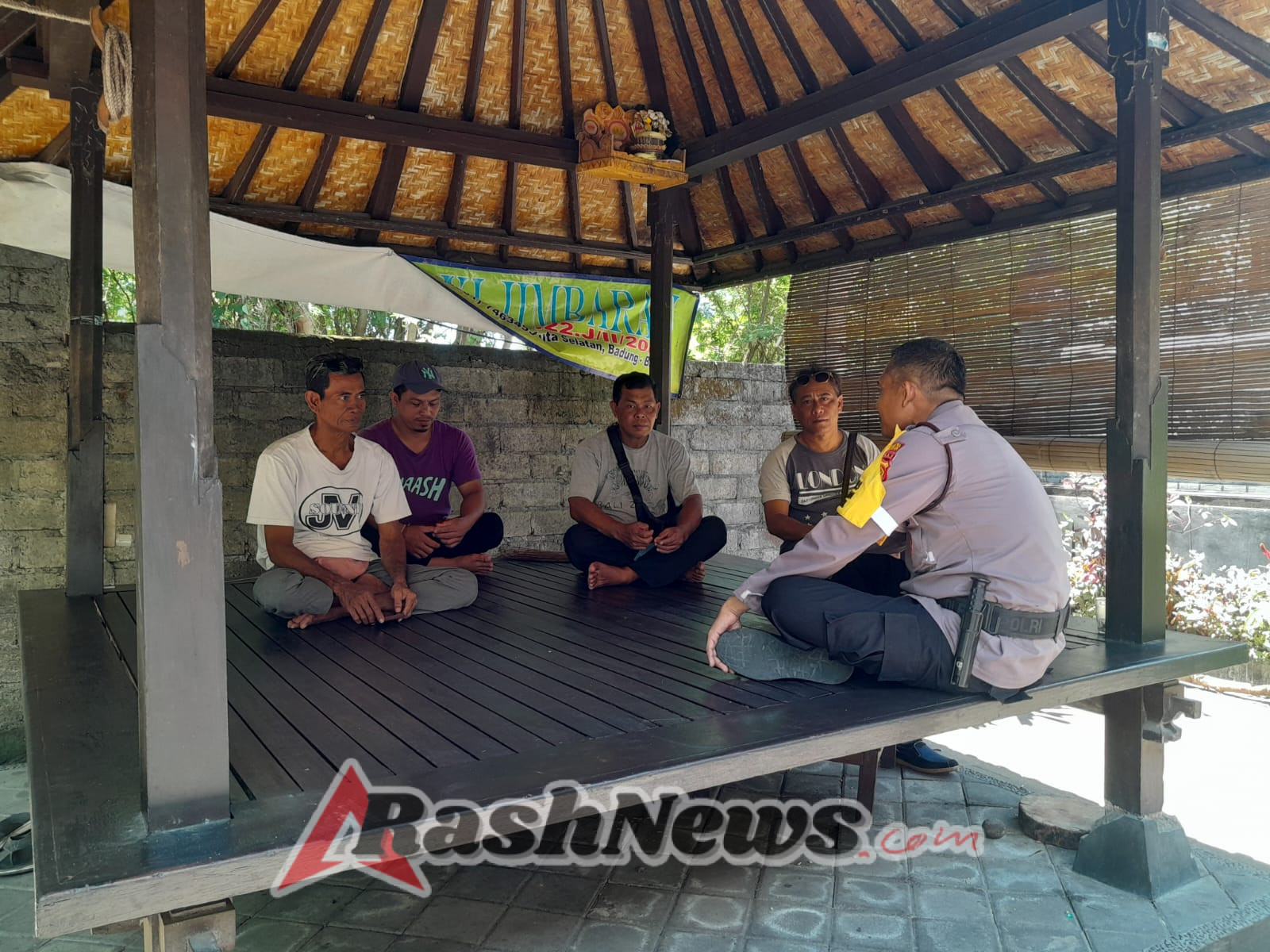 Bhabinkamtibmas Jimbaran Sambang Pangkalan Taksi, Beri Edukasi Pencegahan Tindak Pidana
