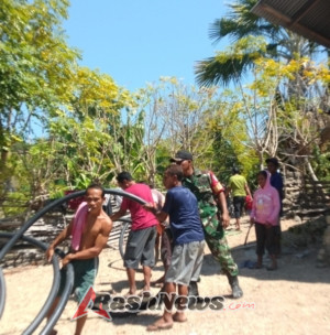 Babinsa Serda Roni Riberu Gotong Royong Pasang Pipa Air di Desa Sonimanu