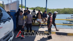 Babinsa Serda Ismail Rahadat Kawal Keberangkatan KMP Inerie 2 Menuju Kupang