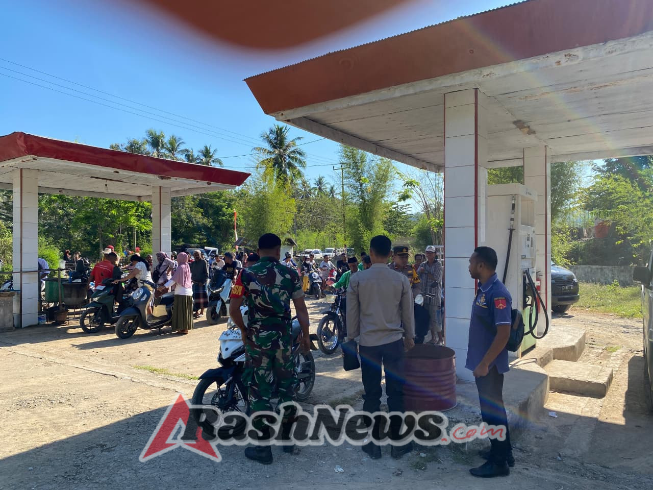 Antisipasi Gangguan Kamtibmas, Babinsa dan Polsek Riung Kawal Antrian BBM