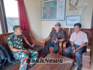 Komsos Bersama Perangkat Desa, Babinsa Satra Bahas Bangsit Wilayah Dan Sosialisasikan Rekrutmen TNI AD