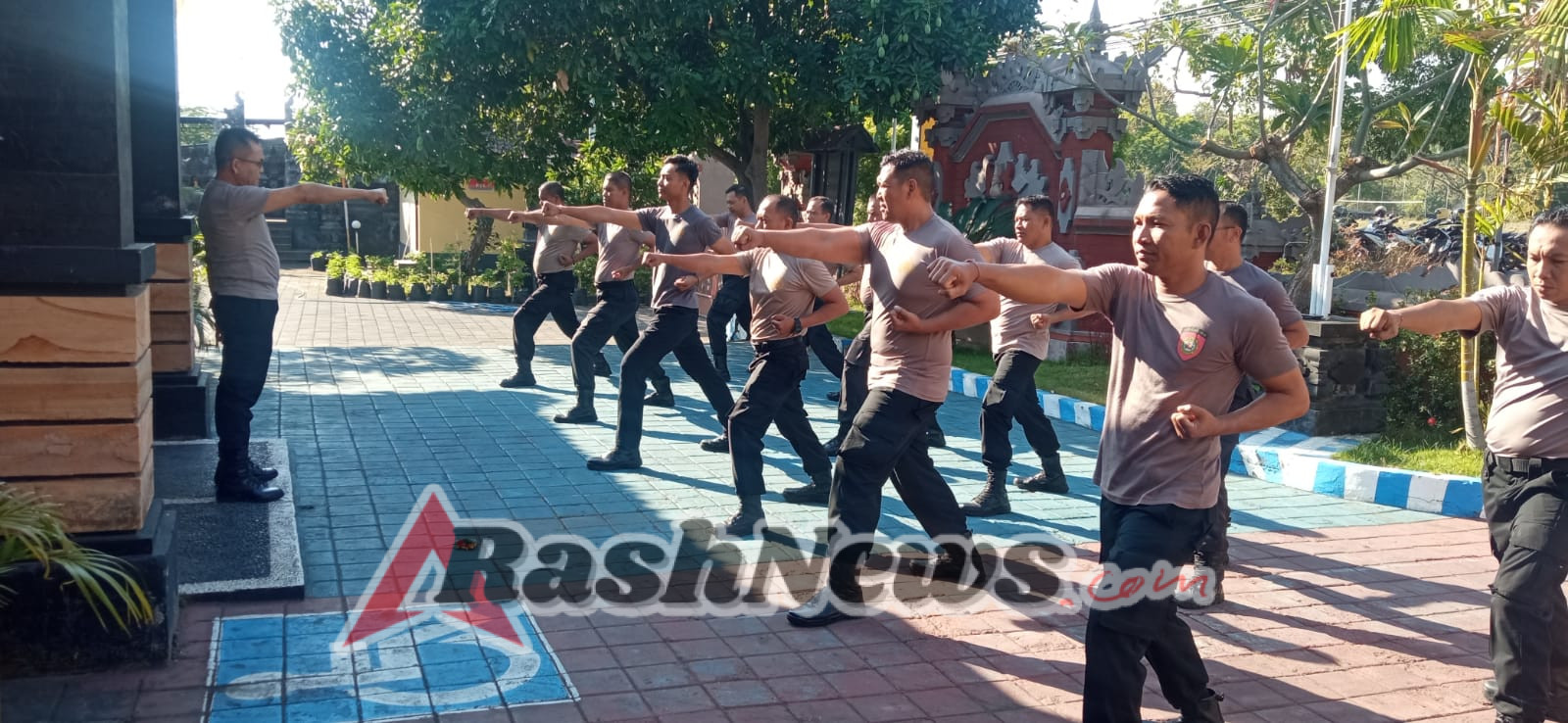 Kapolsek Kubu Latih Anggota Tingkatkan Keterampilan Beladiri Polri