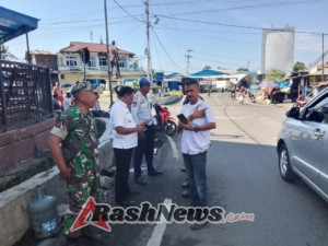 Tertibkan Pedagang di Bahu Jalan, Babinsa Kodim 1602/Ende Kawal Penataan Pasar Tradisional