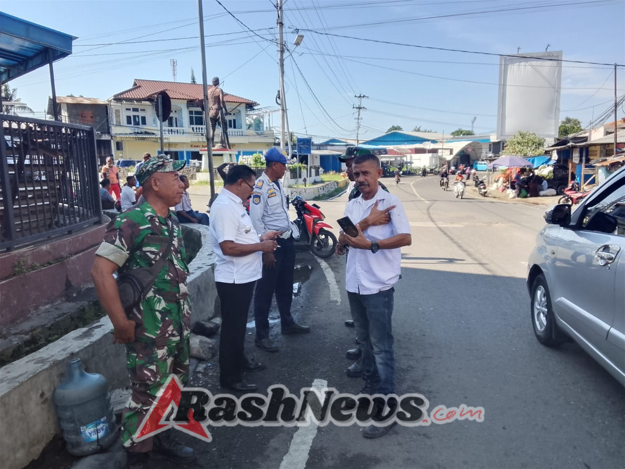 Tertibkan Pedagang di Bahu Jalan, Babinsa Kodim 1602/Ende Kawal Penataan Pasar Tradisional