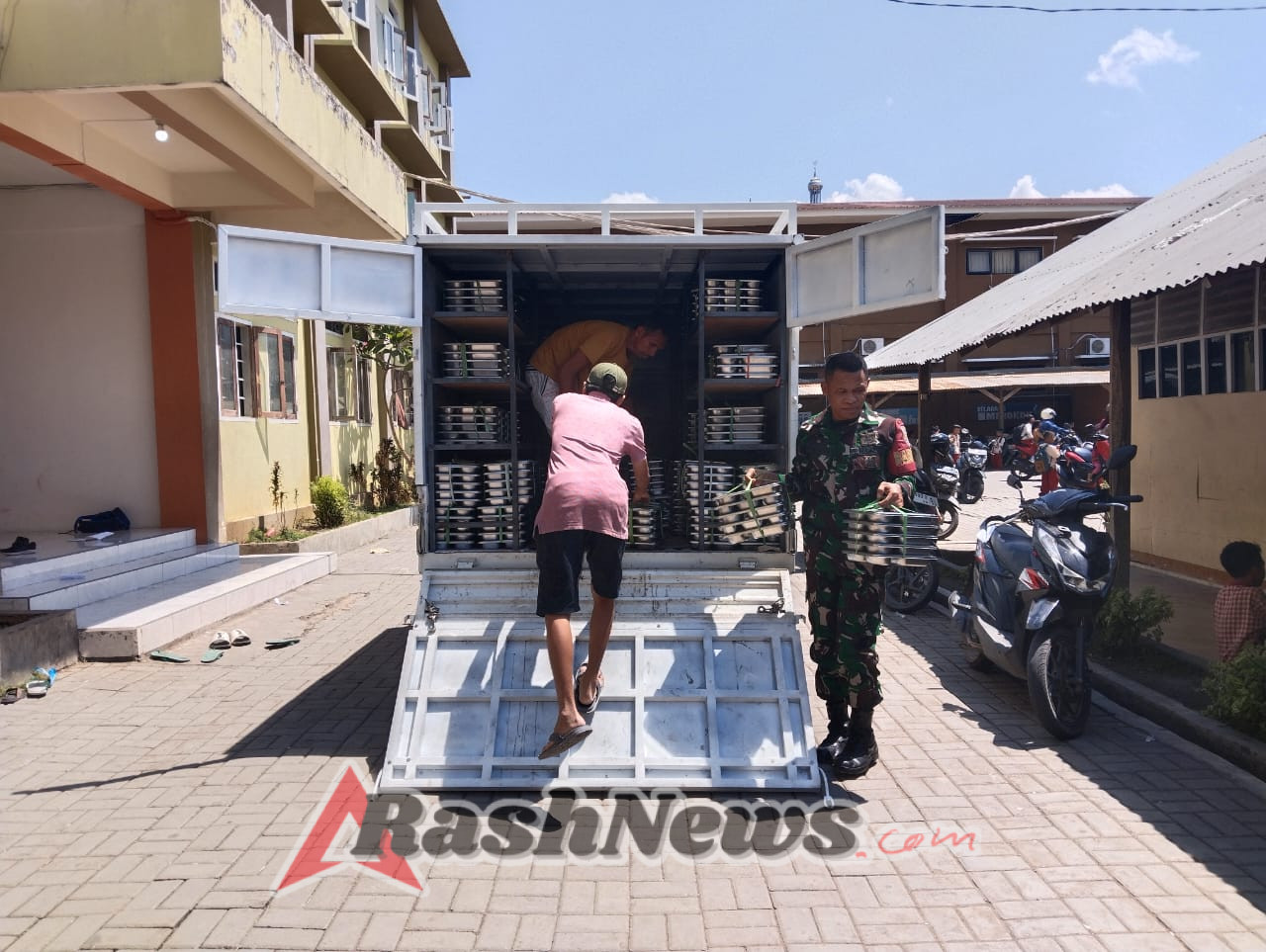Babinsa Pastikan Penyaluran Logistik BGN Tepat Sasaran di Karijawa