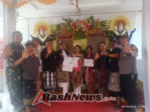 Dukung Program Semara Ratih, Bhabin Sesandan Dampingi Perbekel Serahkan Akta Perkawinan