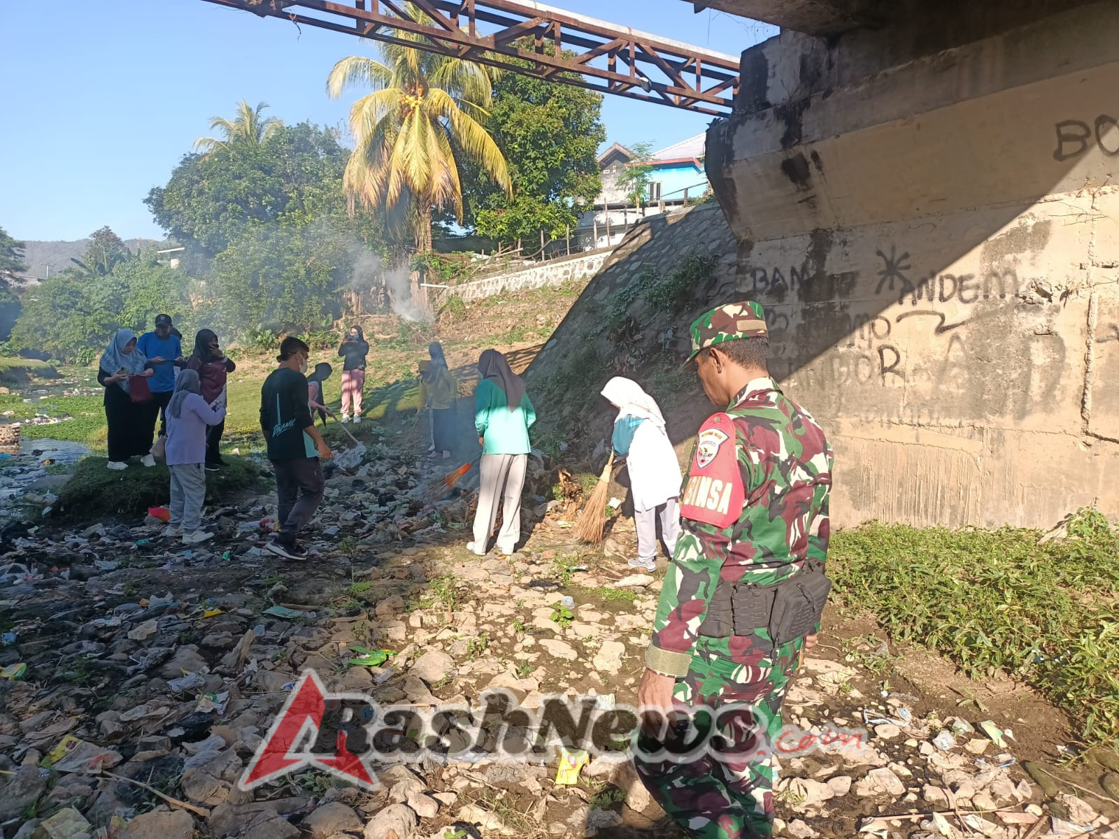 Gotong Royong di Jembatan Tiu Jeruk, Babinsa Bersama Warga Angkat Sampah Sungai
