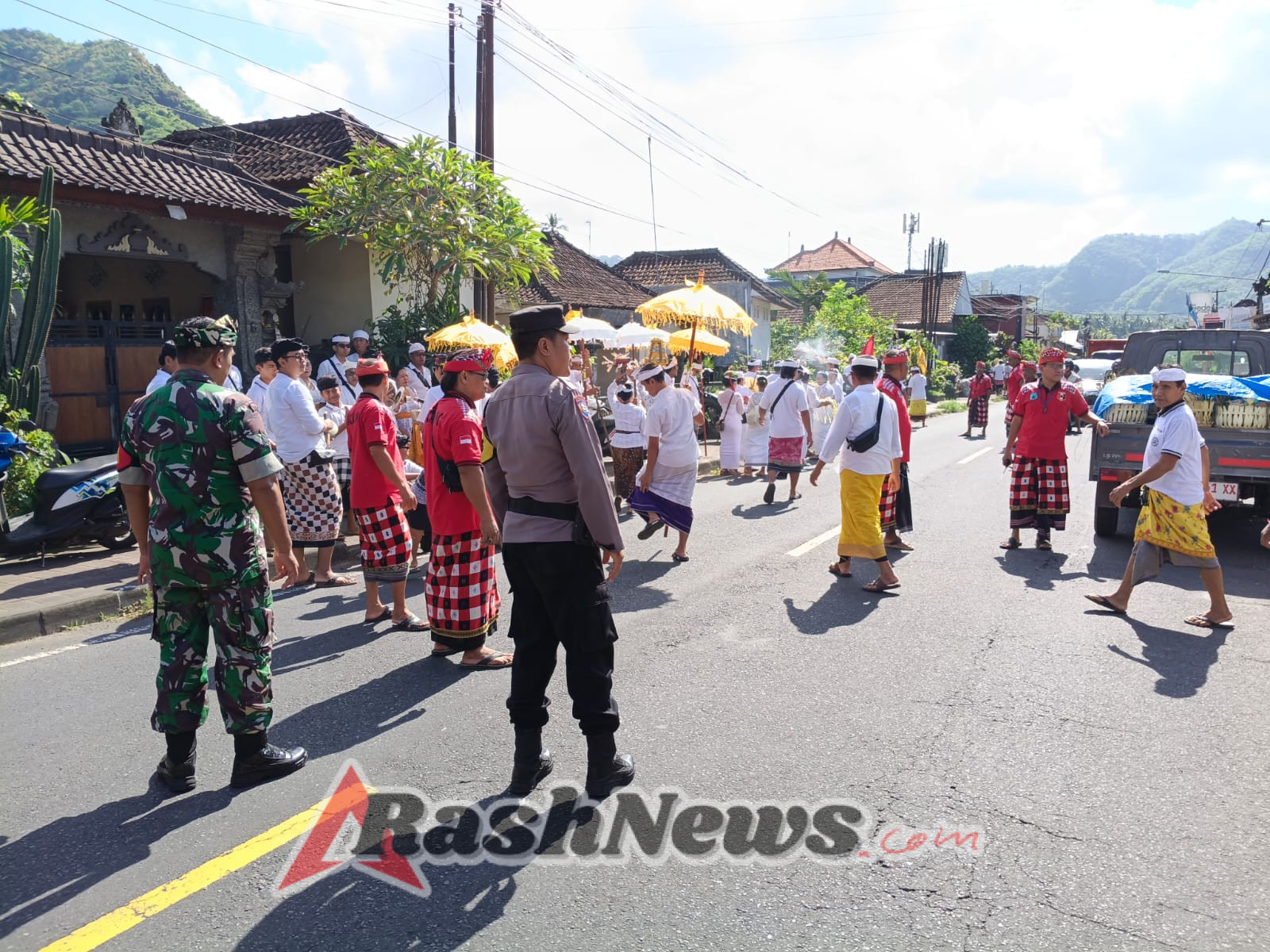 Babinsa 1623-05/Manggis bersama Bhabinkamtibmas amankan upacara keagamaan.