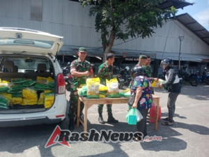 Babinsa 1623-01/Karangasem laksanakan penjualan beras SPHP di Pasar tradisional dalam rangka HUT TNI ke-80.