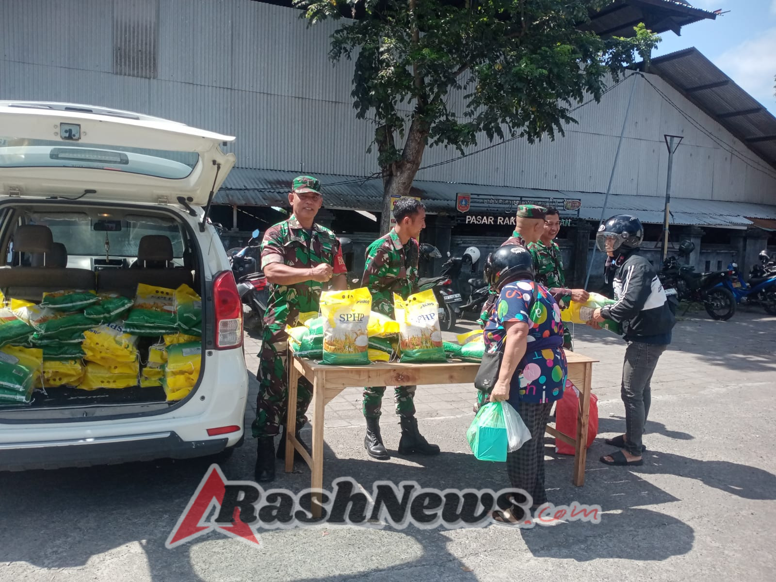 Babinsa 1623-01/Karangasem laksanakan penjualan beras SPHP di Pasar tradisional dalam rangka HUT TNI ke-80.