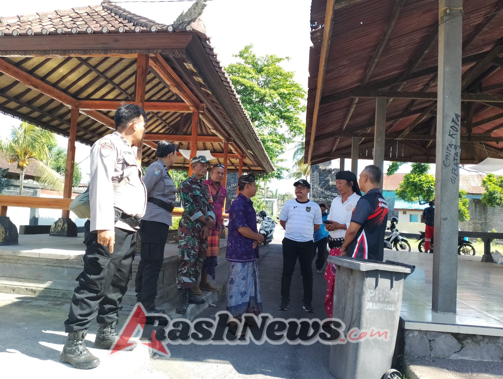 Sinergi Babinsa 1623-01/Karangasem dengan Lurah dan Dinas PU tinjau lokasi jalan usaha tanidan jalan penghubung antar lingkungan.