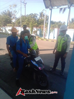 Babinsa 1602-04/Maurole Koordinasi dengan Petugas PLTU dalam Pemantauan Wilayah Binaan