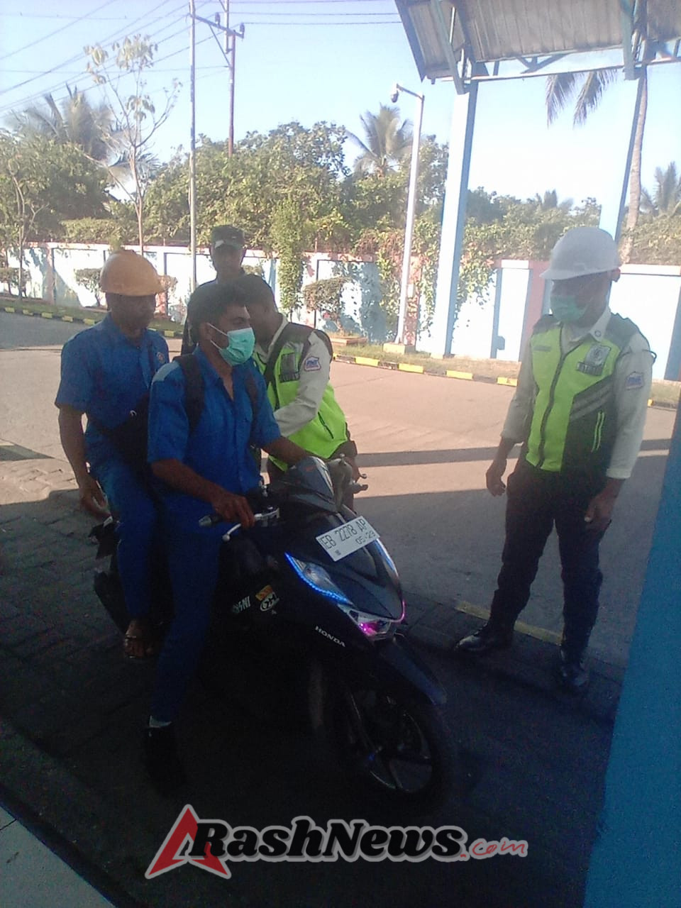 Babinsa 1602-04/Maurole Koordinasi dengan Petugas PLTU dalam Pemantauan Wilayah Binaan