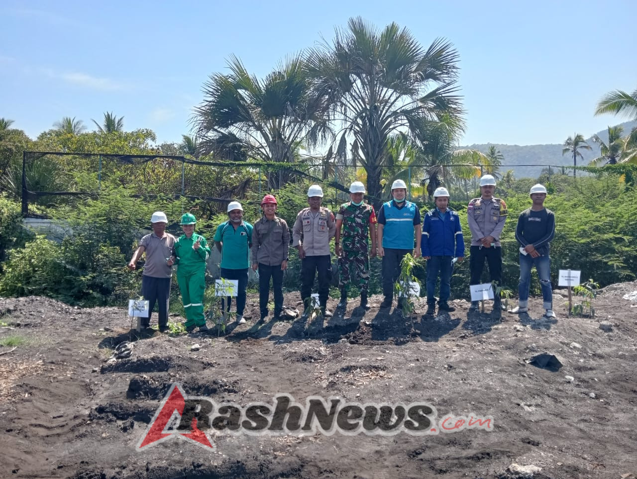 Kegiatan Penanaman Pohon di Desa Keliwumbu: Babinsa Turut Jaga Kelestarian Alam dan Kamtibmas