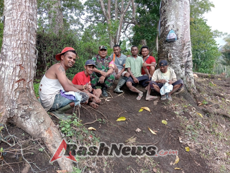 Serma Paulus Pimpin Karya Bakti Babinsa di Detusoko Barat, Perkuat Komsos dengan Warga