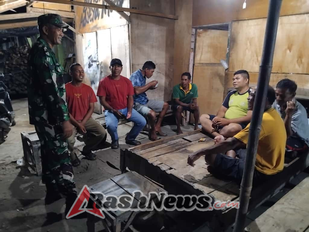 Babinsa Bersama Warga Patroli Siskamling, Tekankan Pentingnya Keamanan Lingkungan