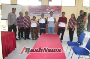 Bhabinkamtibmas Desa Landih Laksanakan Pendampingan dan Pengawasan Penyerahan Bantuan Langsung Tunai (BLT)