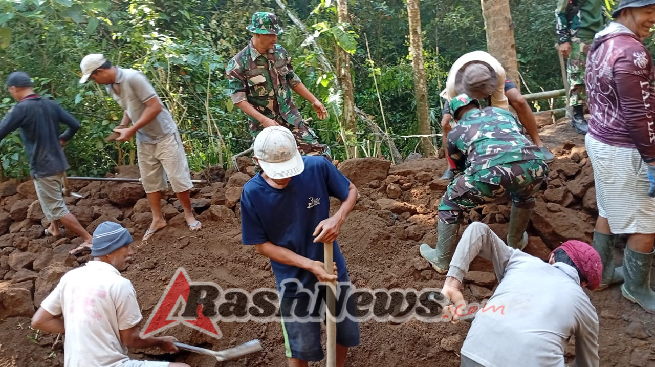Wujud Kepedulian, TNI dan Masyarakat Tembuku Kompak Atasi Dampak Longsor pada Saluran Irigasi