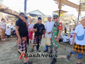 Babinsa Keliki Jadi Garda Terdepan Pengamanan Tradisi Adat di Pura Puseh