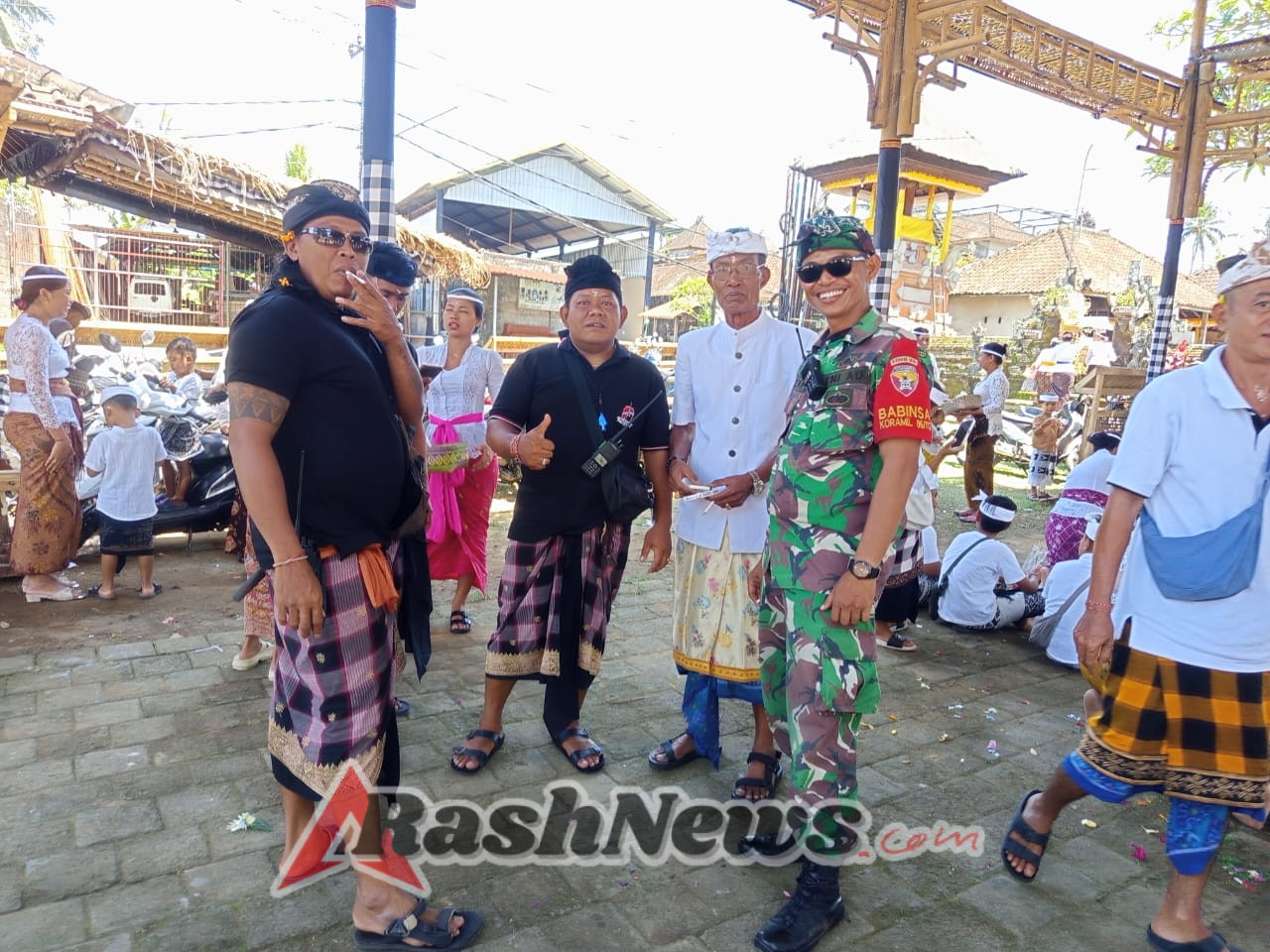 Babinsa Keliki Jadi Garda Terdepan Pengamanan Tradisi Adat di Pura Puseh