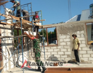 Wujud Kepedulian, Babinsa Koramil 1627-02 Pantai Baru Ikut Gotong Royong di Puskesmas Sonimanu