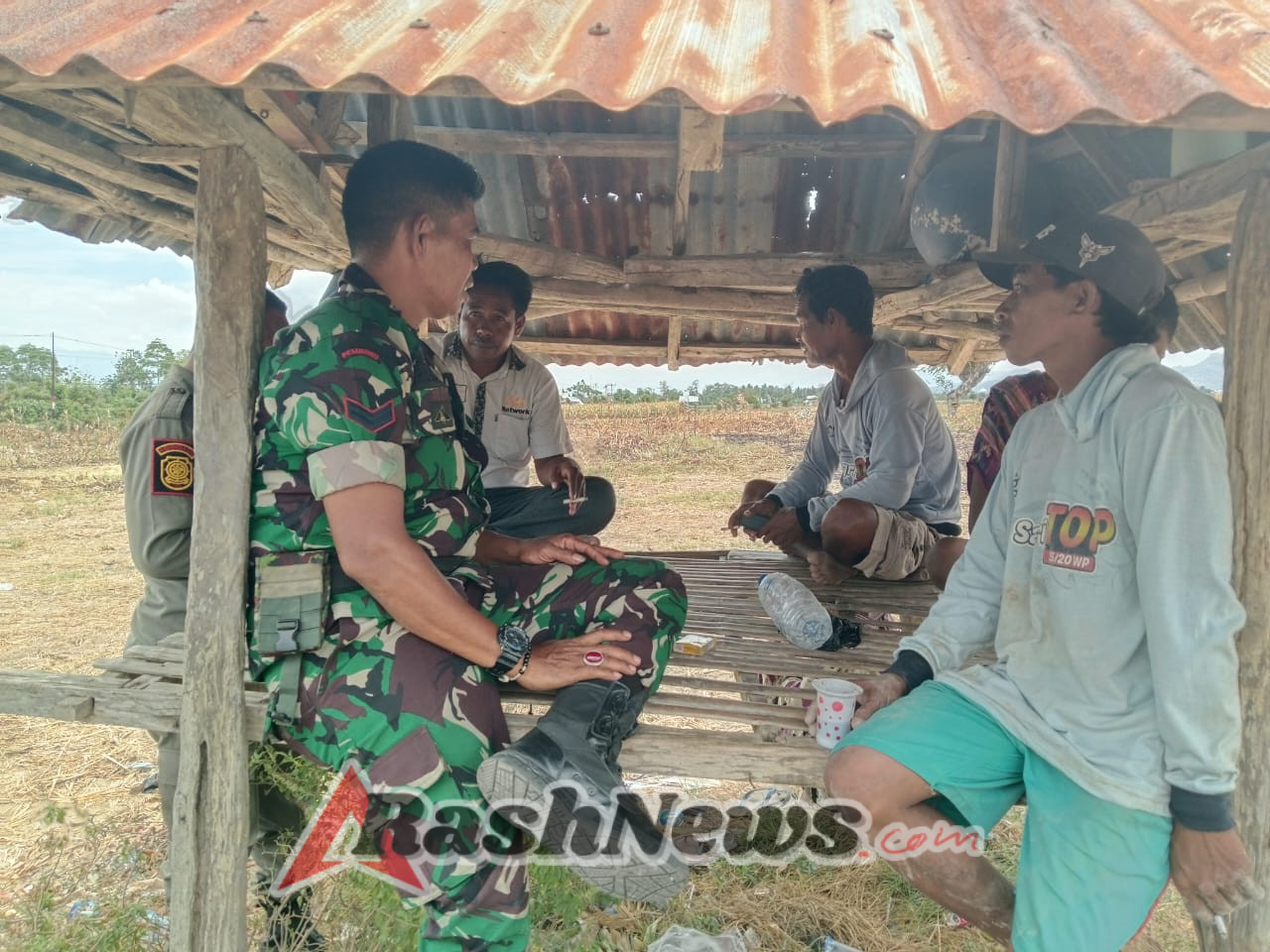 Dari Risa hingga Keli, Babinsa Koramil 1608-04/Woha Rangkul Warga Lewat Komunikasi Sosial