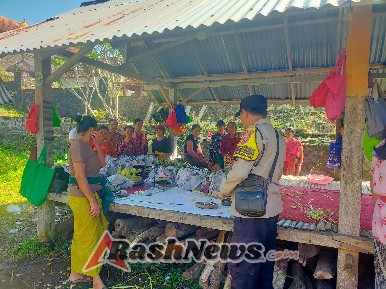 Bhabinkamtibmas Laksanakan Jumat Curhat dan Sambang Monitoring Sampaikan  Himbauan dan Pesan-Pesan Kamtibmas Kepada Warga.
