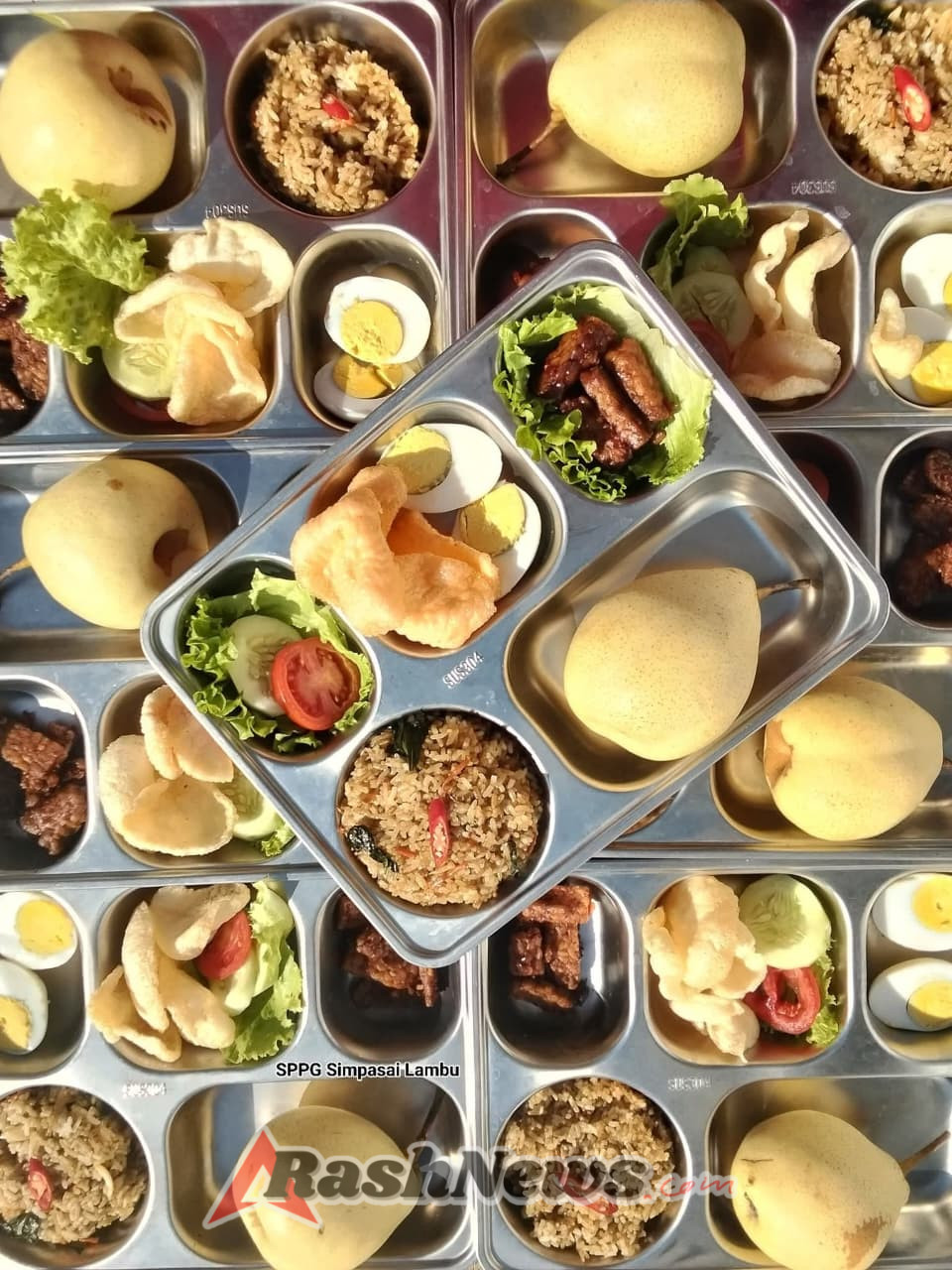 Babinsa Koramil 1608-03/Sape Dampingi Pembagian 3.120 Paket Makanan Bergizi di Kecamatan Lambu