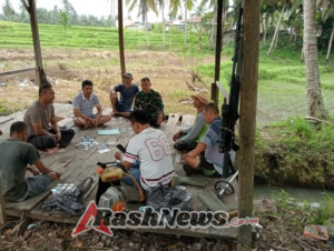 Di Tengah Sawah, Babinsa Jalin Komsos Dengan Petani