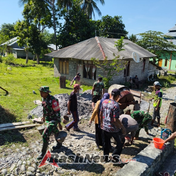Akses Ibadah Lebih Nyaman, Babinsa Koramil 1612-05/Satarmese dan Warga Waemaras Bersama-Sama Perbaiki Jalan