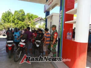 Pengamanan Antrian BBM oleh Babinsa Koramil 1625-02/Aimere di Desa Aimere Timur