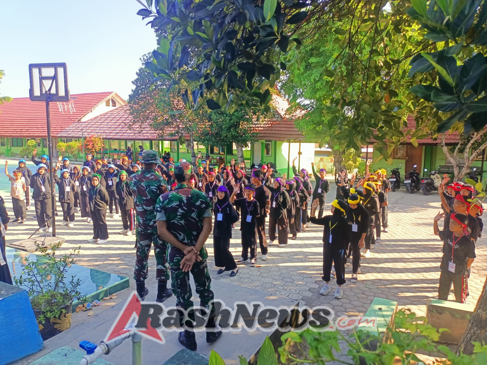 Latihan PBB Bersama Koramil, Siswa MTsN 2 Sumbawa Semangat Disiplin dan Kompak