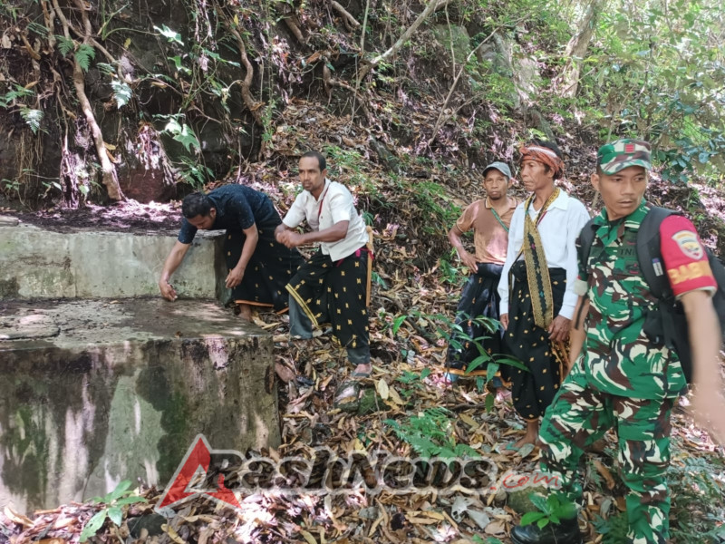 Sinergi TNI dan Masyarakat, Babinsa Boawae Hadiri Acara Adat Desa Wokowoe