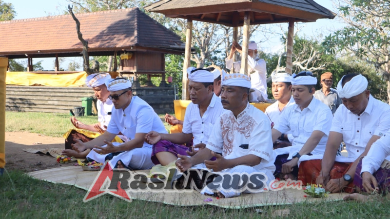 Mohon Kelancaran Usaba Gumang dan Perdamaian Desa, Kapolres Karangasem gelar Persembahyangan di Pura Gumang