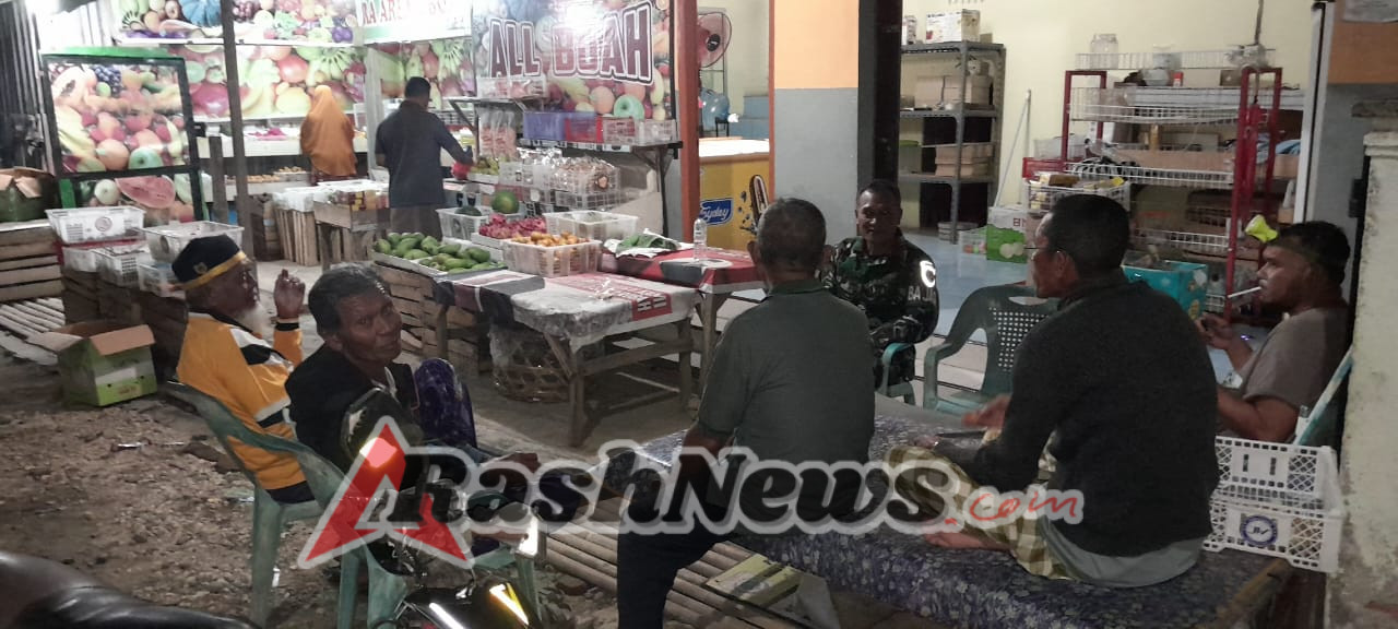 Babinsa Jereweh Aktif Patroli Malam, Imbau Masyarakat Jaga Keamanan Lingkungan