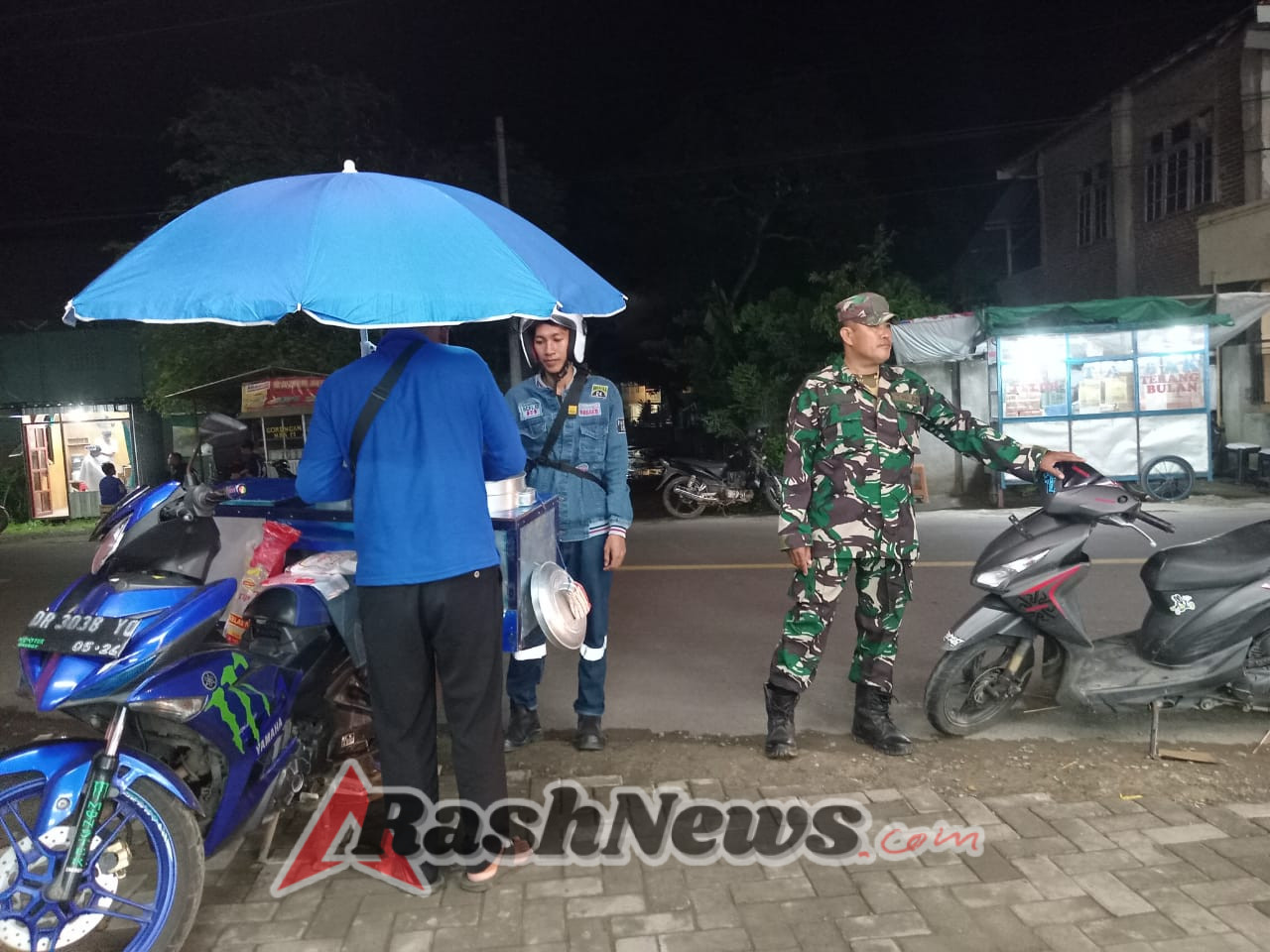 Dekat dengan Masyarakat, Babinsa Seteluk Tekankan Pentingnya Menjaga Ketenteraman Bersama