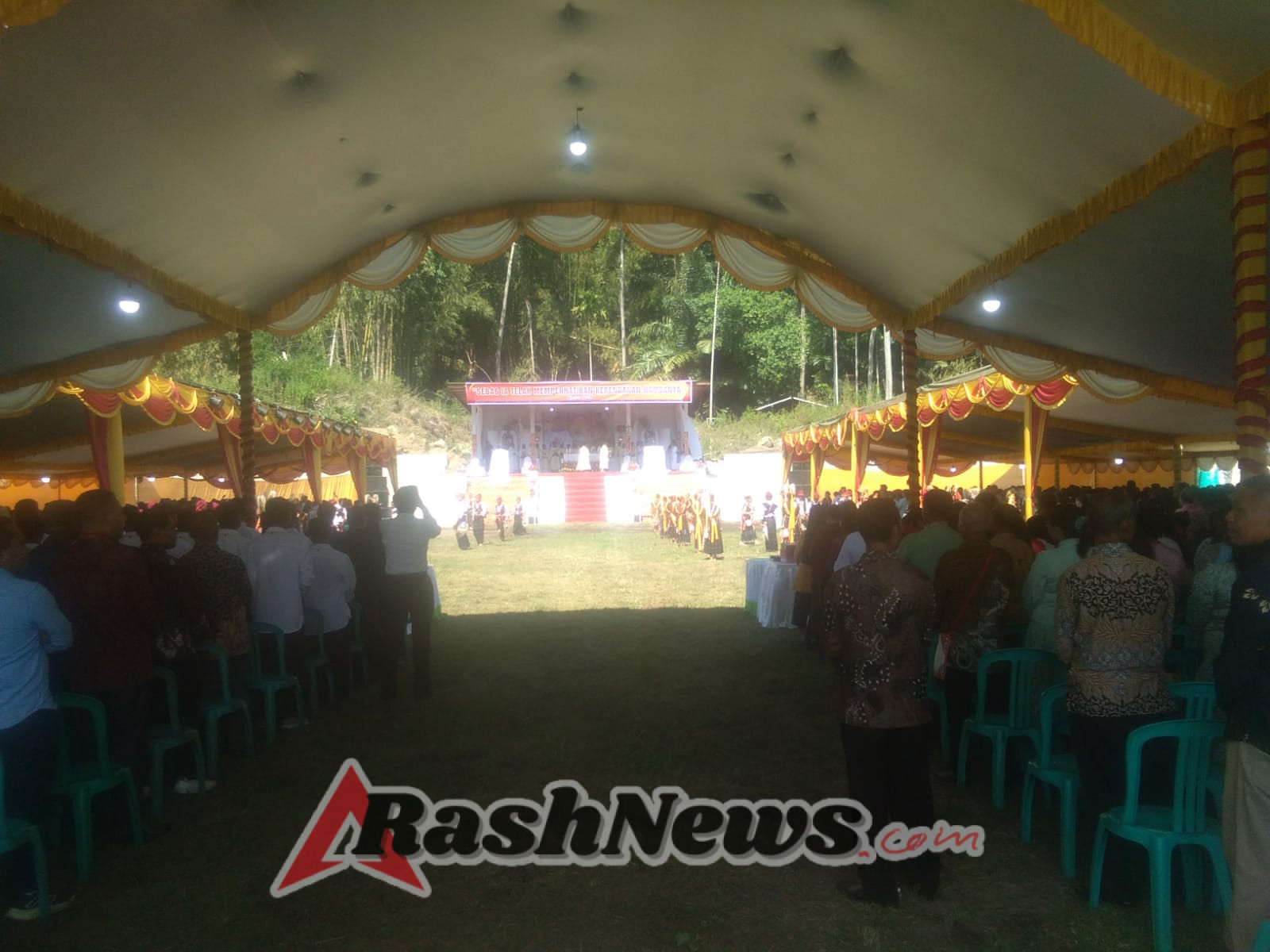 Ribuan Umat Hadiri Misa Syukur Imam Baru di Desa Bowali, TNI Turut Kawal