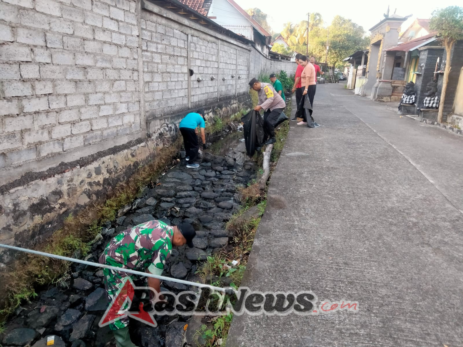 World Clean Up Day 2025, Babinsa dan Warga Sukasada Kompak Jaga Kebersihan Sungai
