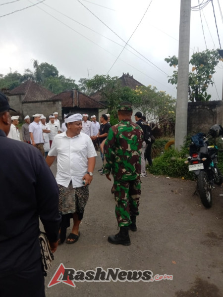Babinsa Bersama Prajuru Adat Jaga Kondusifitas Kunjungan Bupati di Desa Kerta