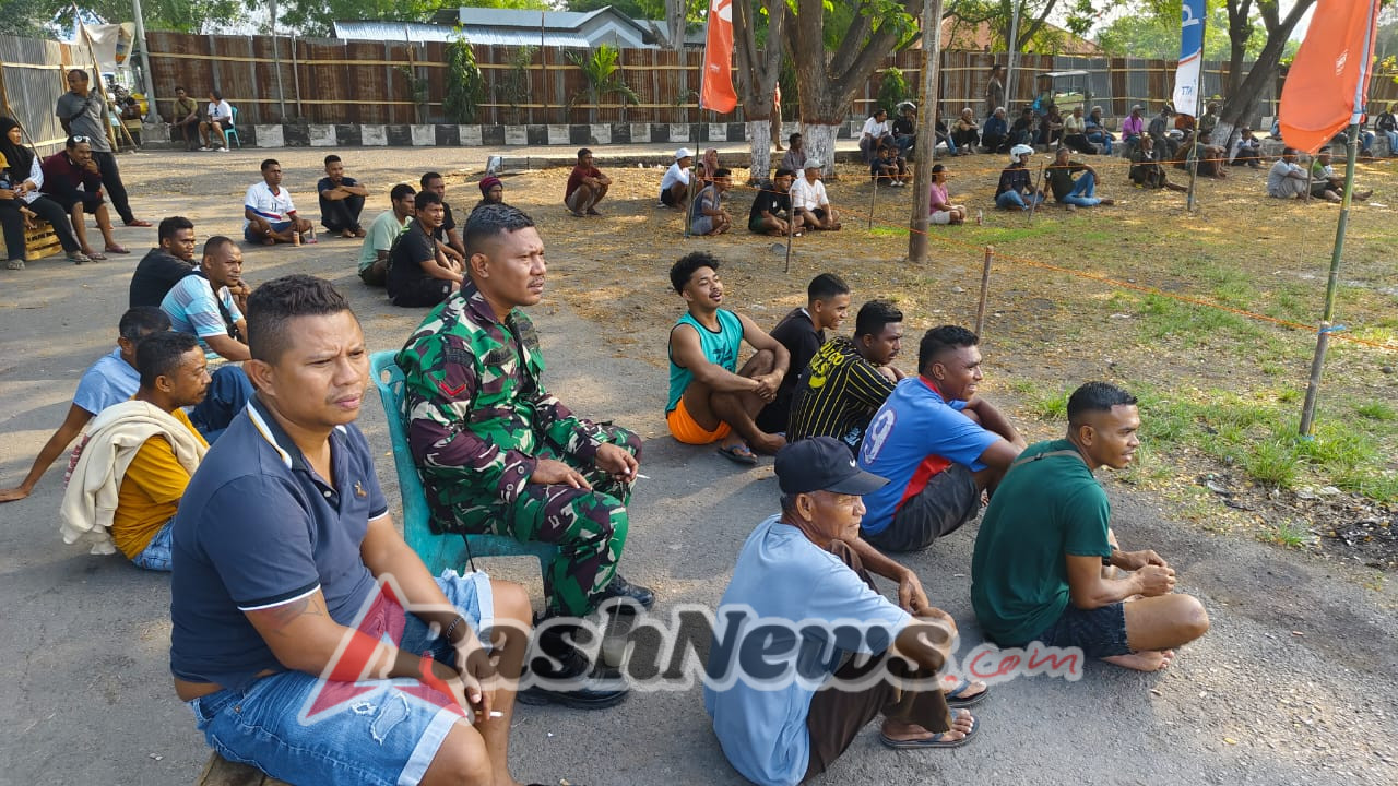 Babinsa Aesesa Amankan Jalannya Turnamen Sepak Bola Kota Mbay Cup I