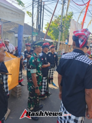 Babinsa Kelurahan Karangasem bersinergi amankan upacara keagamaan.