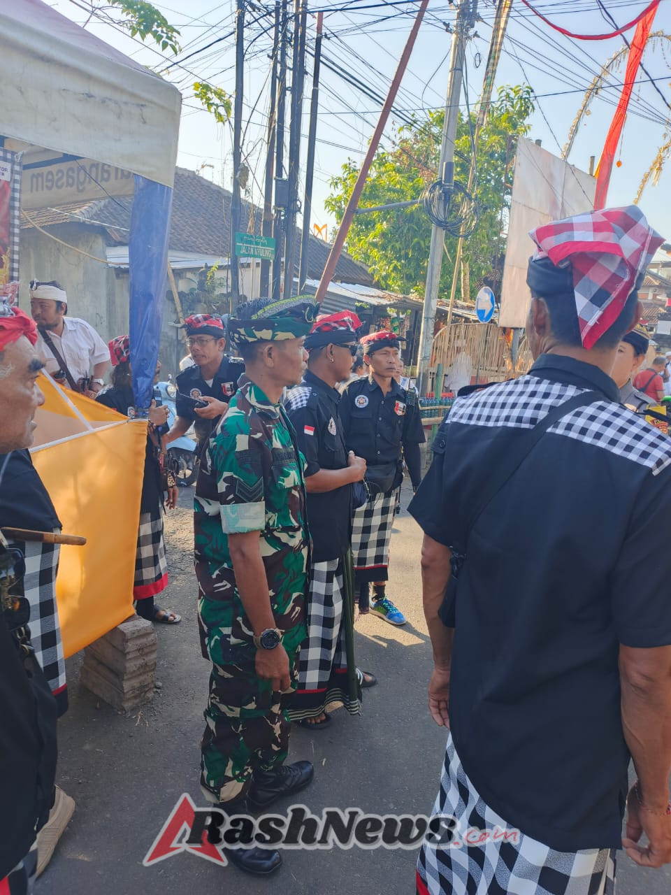 Babinsa Kelurahan Karangasem bersinergi amankan upacara keagamaan.