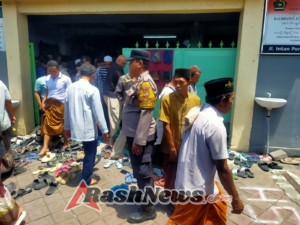 Polsek Kuta Utara Gelar Personel Beri Rasa Aman Jemaah Saat  Sholat Jumat.