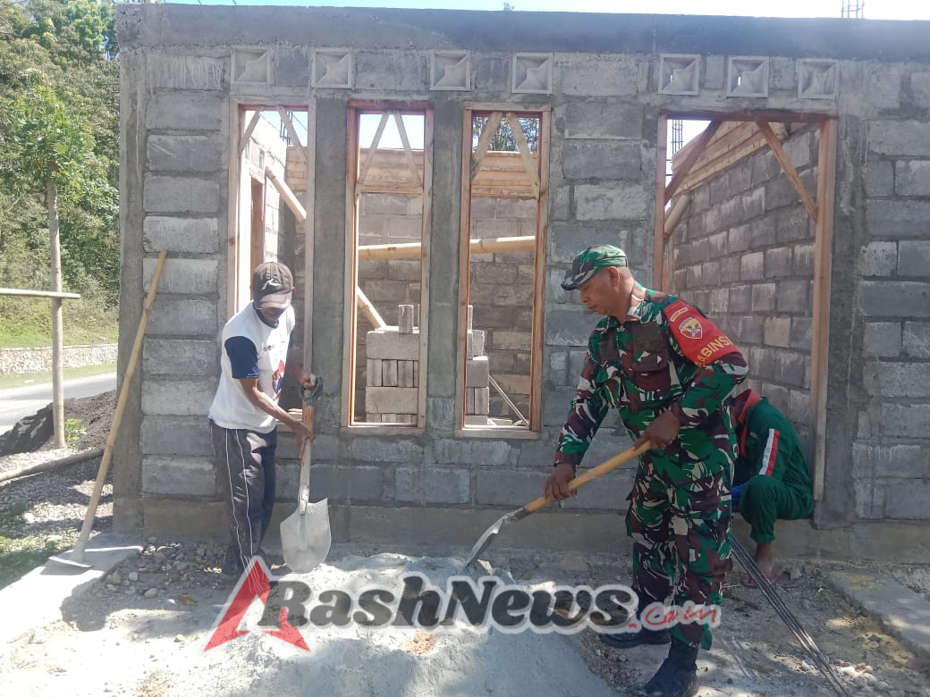 Pamwil dan Karya Bhakti Babinsa Koramil Maurole: Gotong Royong Bangun Rumah Warga di Ende