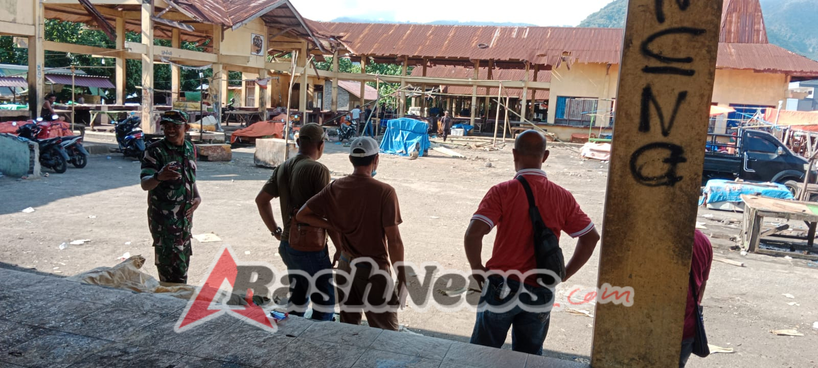 Dukung Proyek Pembangunan, Babinsa Ende Selatan Amankan Proses Relokasi Pedagang Ikan