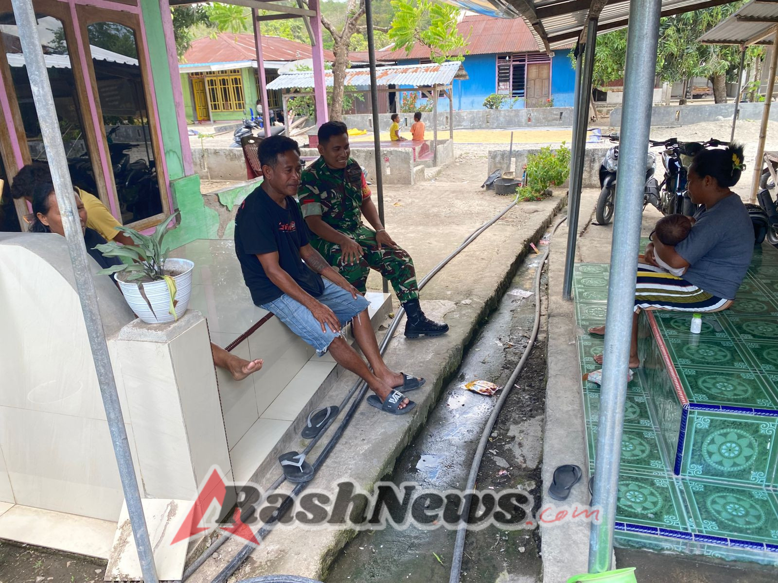 Sinergi TNI dan Masyarakat, Babinsa Koramil Maurole Pantau Keamanan Desa Tou