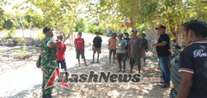 Babinsa Pantai Baru Dorong Gotong Royong Bersihkan Sumber Mata Air di Sonimanu