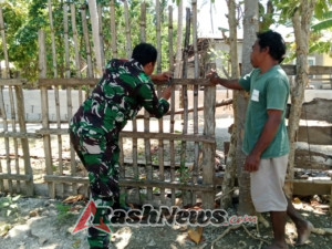 Babinsa Batutua Jalin Kedekatan dengan Warga Lewat Komsos dan Gotong Royong